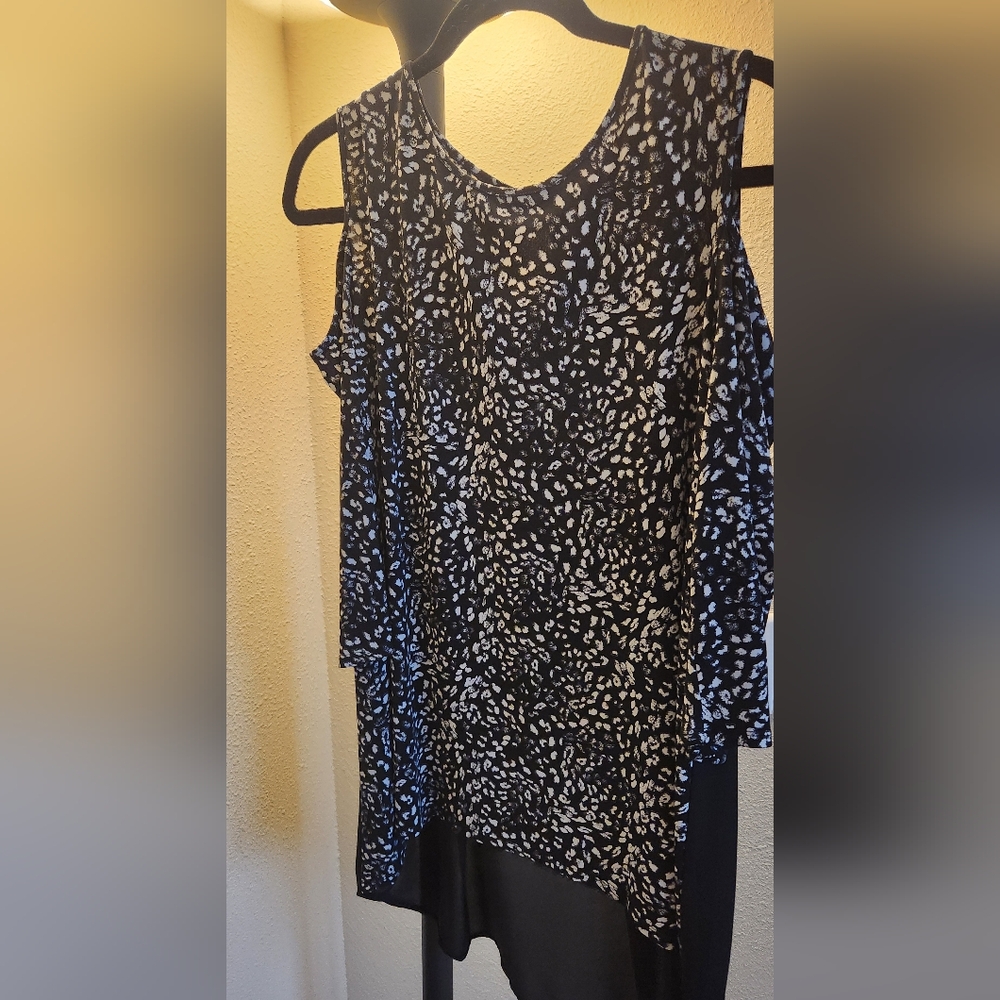 Stunning Vince Camuto long sleeve top with open shoulders.